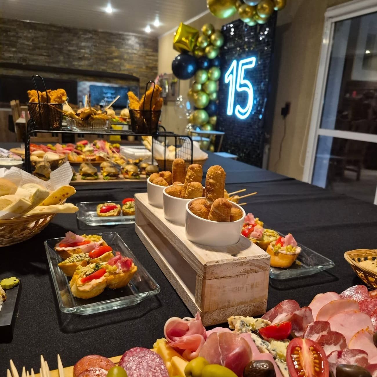 Mesa de comida servida para una celebración