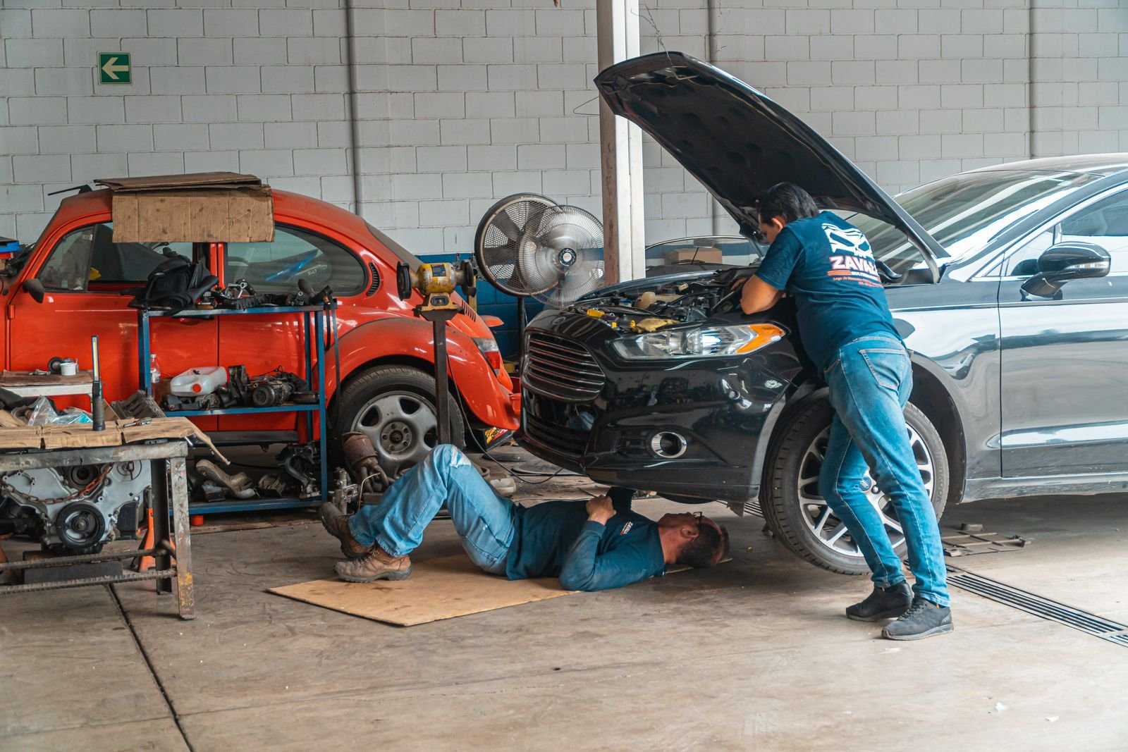 Mecánico trabajando en el motor de un auto